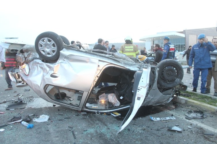Ayvalık’ta 3 aracın karıştığı kazada 8 kişi yaralandı