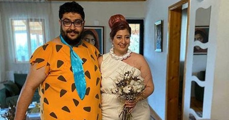 Denizli’den renkli görüntü! Nikahta ‘Taş Devri’ karakterlerinin kostümlerini giydiler