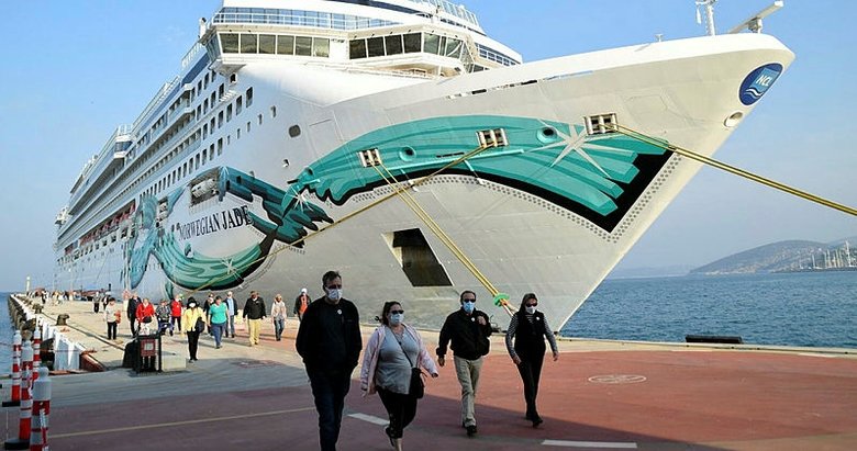 Dev gemi Kuşadası’na 900 turist getirdi