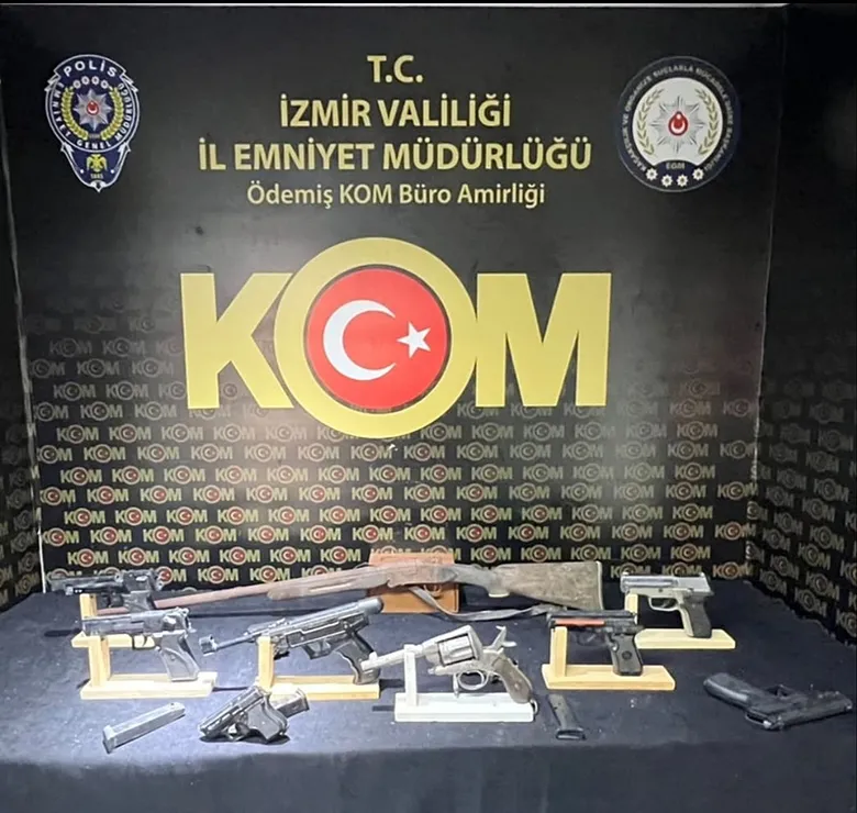 izmirde-depo-baskini-evden-cephanelik-cikti-cok-sayida-silah-ele-gecirildi-1792567915856.png