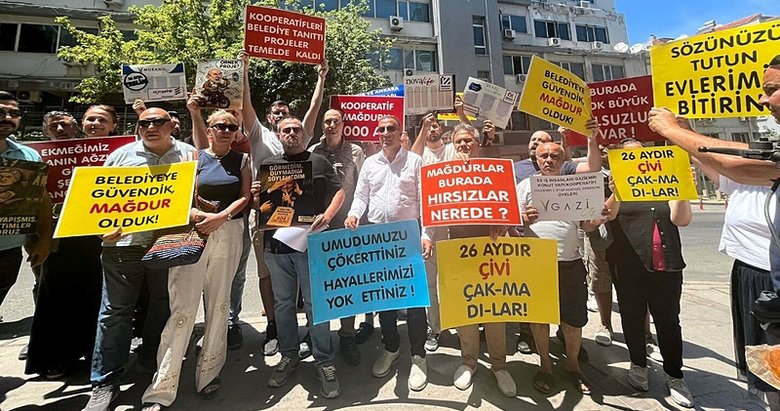 İzmir’de kooperatif mağdurları, CHP heyetine tepki gösterdi