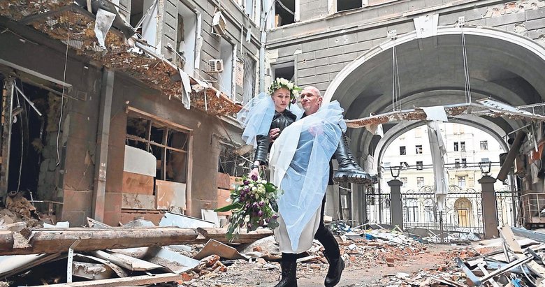 Yıkıntıların arasında dünya evine girdiler