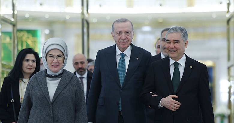 Başkan Erdoğan Türkmenistan’da: Liderler Tarafsızlık Anıtı’na çelenk bıraktı