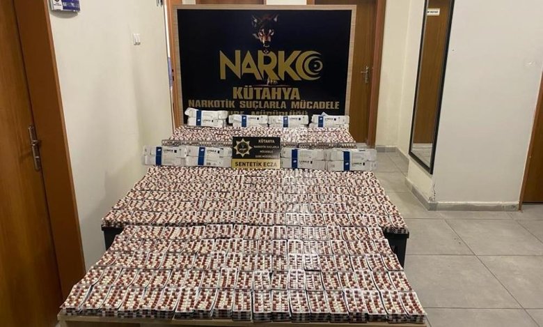 Kütahya’da otobüsteki yolcunun bavulundan binlerce uyuşturucu hap çıktı