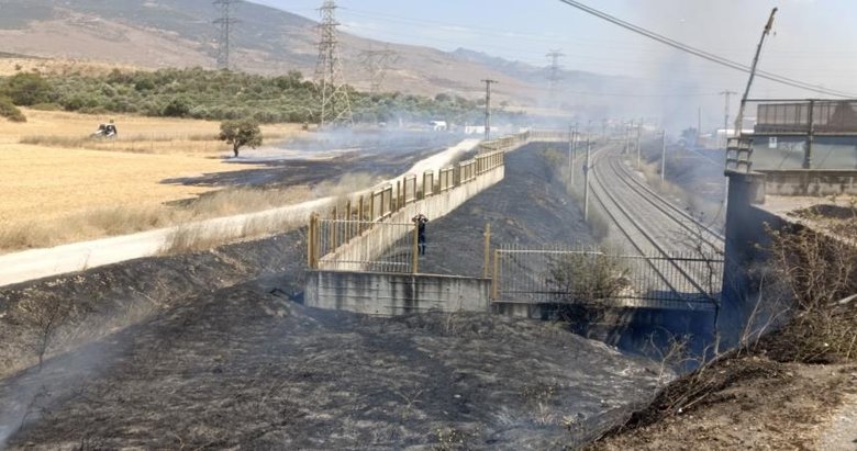 İzmir Aliağa’da söndürülmeden atılan sigara izmariti kuru otları tutuşturdu