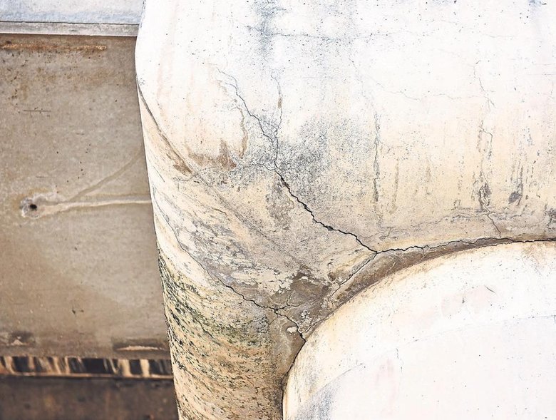 Gökdelenlerin arasındaki virane Çınarlı Mahallesi