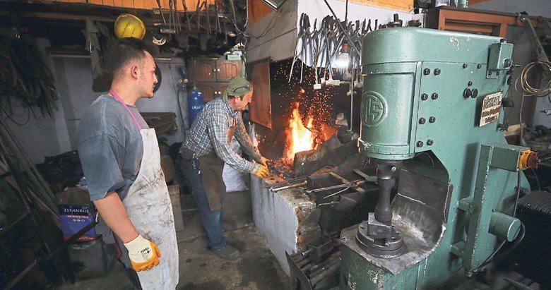 Kuşaktan kuşağa örs başında demir dövüyorlar