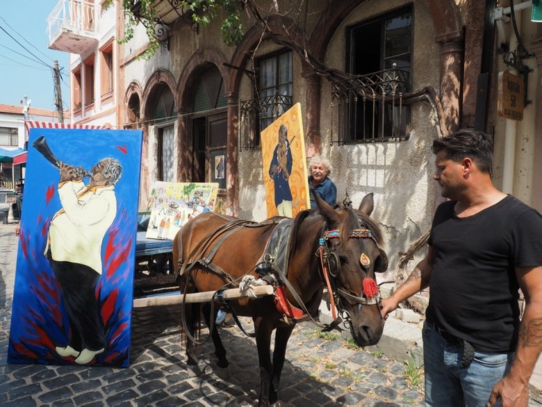 Açacağı serginin tanıtımını at arabasında eserlerini gezdirerek yaptı