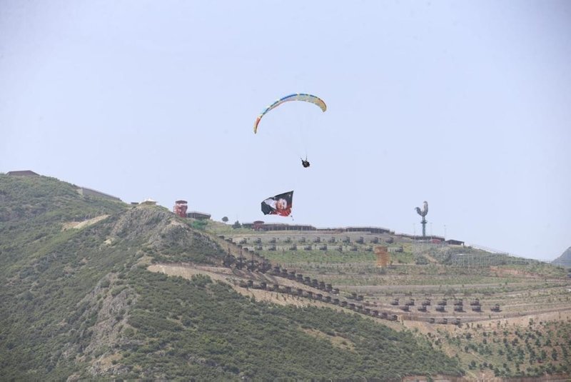 Denizli’de sıcak hava balonu ve yamaç paraşütleriyle 19 Mayıs kutlaması