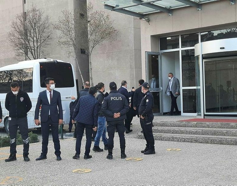 Darbe imalı bildiri yayınlayan 14 emekli amiral adliyeye sevk edildi