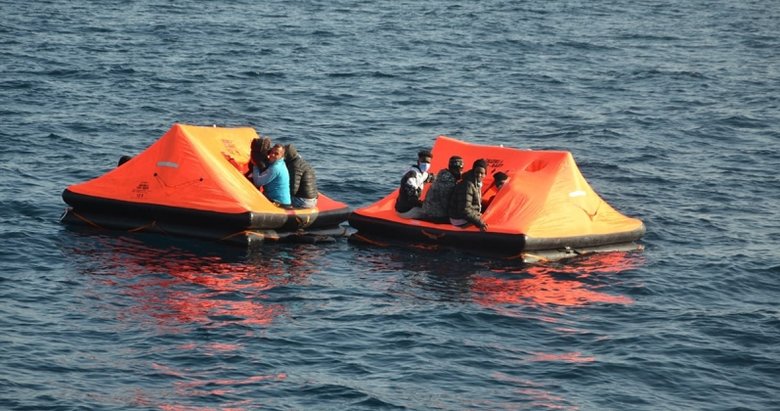 İzmir’de Yunan unsurları tarafından geri itilen 69 düzensiz göçmen kurtarıldı