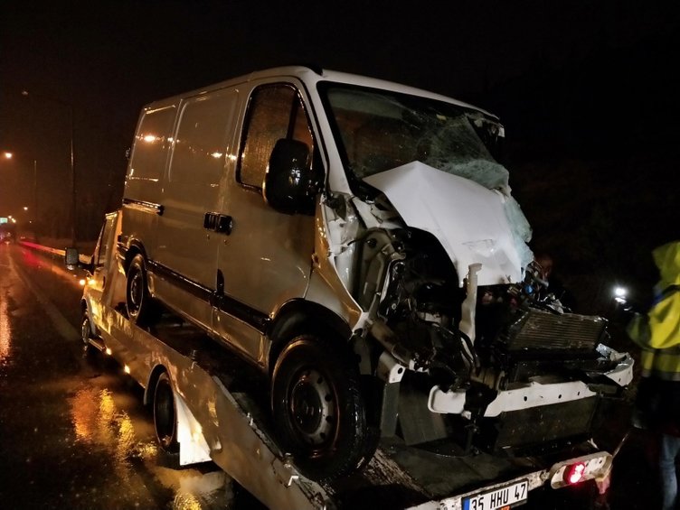 İzmir’de feci kaza! TIR’a arkadan çarpan minibüsün sürücüsü yaralandı