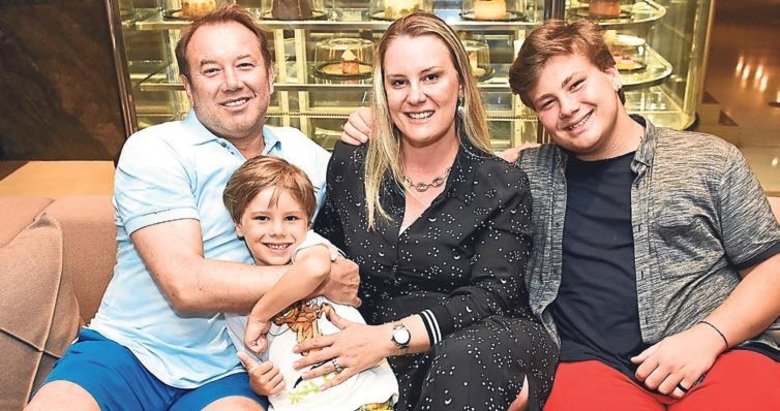 Evlilik yıldönümü ailece kutladılar