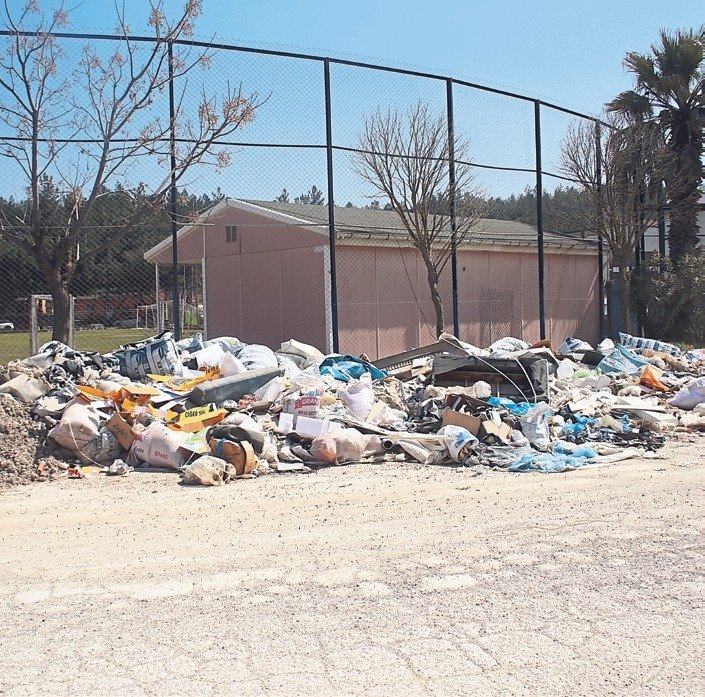 İzmir’de Buca Kaynaklar Tesisleri’nin çevresi kaderine terk edildi! Yıldız yuvasıydı çöp yığını oldu