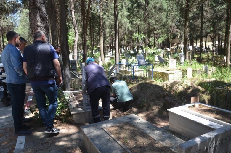 Naylon poşete sarıp Turgutlu mezarlığına attılar