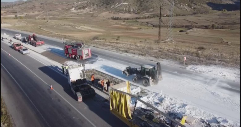 Afyon’da nişasta yüklü tır devrilince... Karayolu beyaza büründü