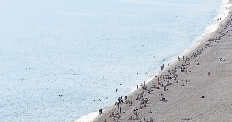 Antalya sahillerinde turist yoğunluğu