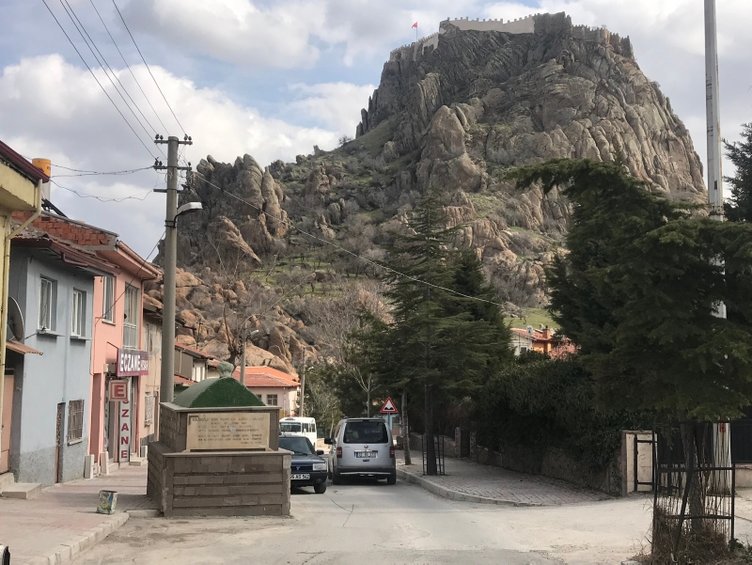 Afyonkarahisar’da yol ortasındaki mezar görenleri şaşırtıyor