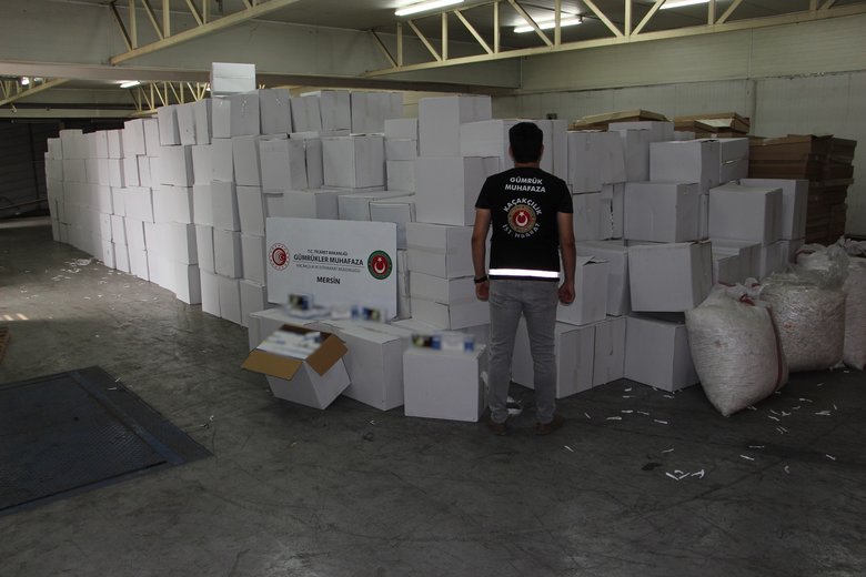 izmir-ve-mersinde-kacak-sigara-ureticilerine-operasyon-14-milyon-28-bin-bos-makaron-ele-gecirildi-1655460021892.jpg