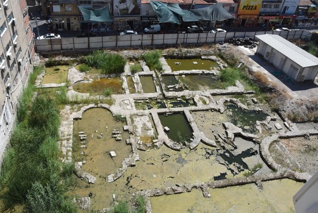 Kemeraltı'ndaki 800 yıllık roma hamamı unutuldu! Tarihi alan sazlığa döndü