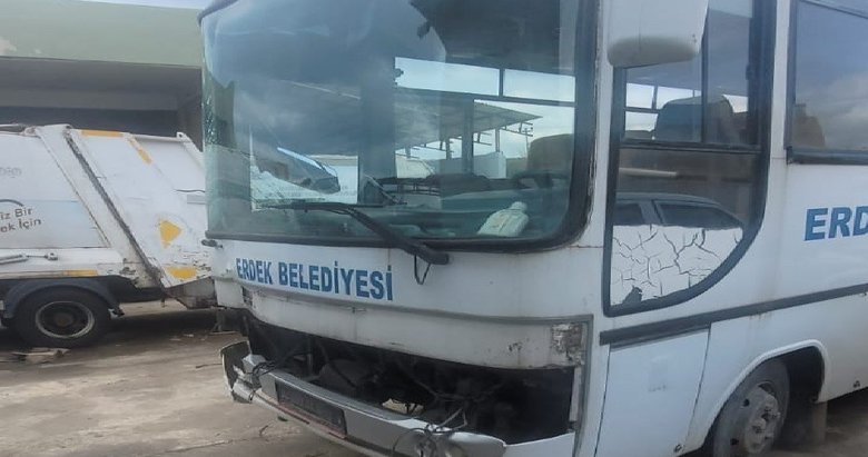 Belediyenin aracını çaldı, 7 araca çarptı