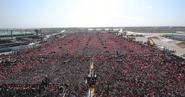 Tarihi mitingden tarihi görüntüler! Alanı hıncahınç doldurdular
