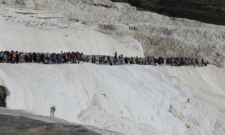 Pamukkale’yi 2 saate 7 bin kişi ziyaret etti