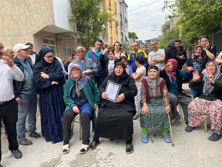 izmirde-bornova-belediyesinin-imar-planina-mahalleli-isyan-etti-evlerimiz-muteahhitlere-peskes-cekiliyor-1778399412833.jpeg