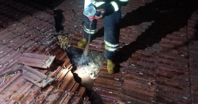 Muğla’da evin çatısında yangın paniği: Sigara itfaiyeyi alarma geçirdi