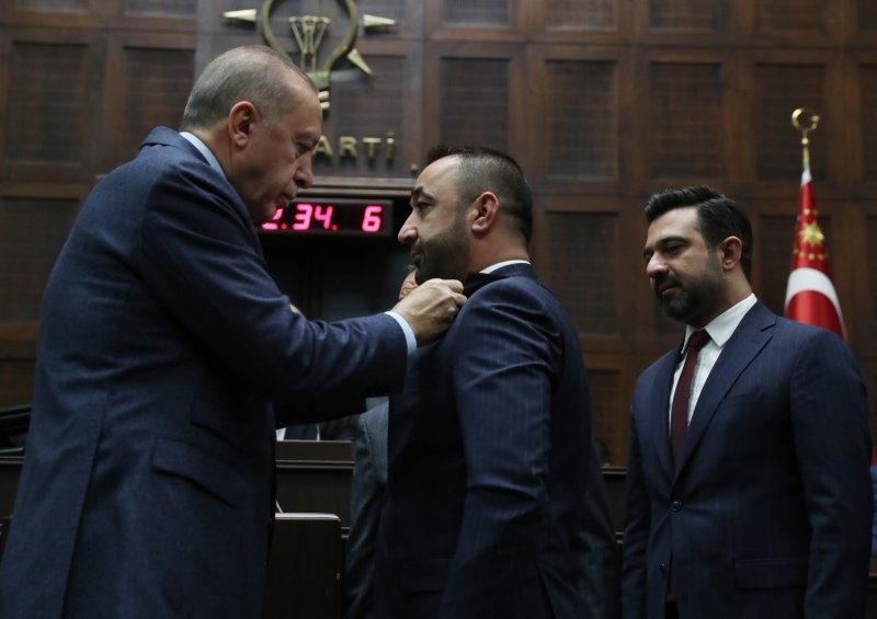 5 Belediye Başkanı AK Parti’ye geçti, rozetlerini Başkan Erdoğan bizzat taktı