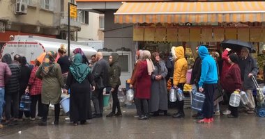 İzmir'de yağmur altında su kuyruğu! Uzun kuyruklar oluştu