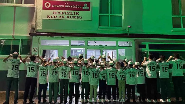 arda-gulerden-memleketine-jest-hafizlik-ogrencilerine-imzali-forma-1792246608459.png