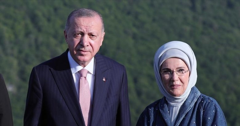 Erdoğan çiftinden bayram mesajı: Kurbanlarımız kurtuluşa vesile olsun