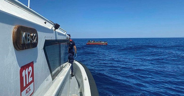 İzmir açıklarında geri itilen 32 düzensiz göçmen kurtarıldı