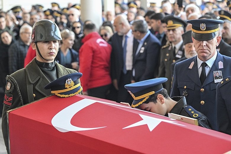 sehit-pilot-yarbay-gokhan-korkmaz-son-yolculuguna-ugurlandi-sehidimizin-oglu-babasinin-kiyafetleriyle-veda-ett-1763216934936.jpeg