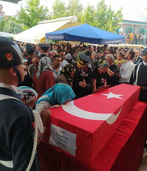 İzmir şehidini son yolculuğuna uğurladı