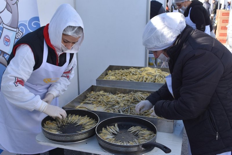 İzmir’de Hamsi Festivali; 10 ton hamsi tüketildi, horon oynandı