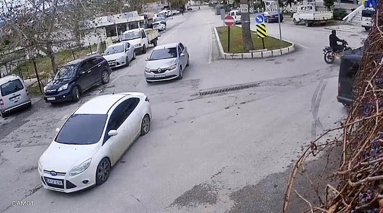 İzmir’de otomobilinden parası çalınınca hırsızları kovaladı