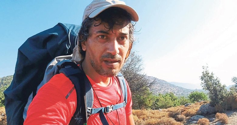 Yürüyerek tatil yapıyor