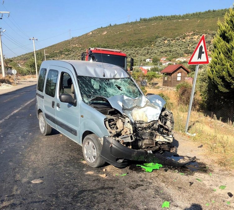 İzmir Foça’da feci kaza! Hafif ticari araçla çarpışan motosikletli öldü