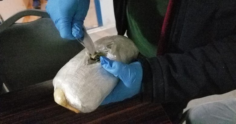 Araçtaki kadın vücuduna sarılı 200 gram uyuşturucuyla yakalandı