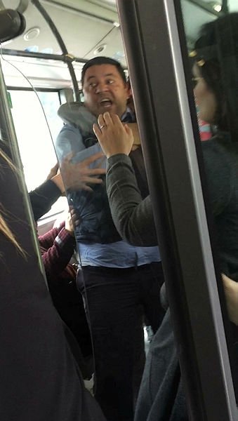 İzmir’de ESHOT şoföründen, kendisini uyaran yolcuya: Seni öldürürüm