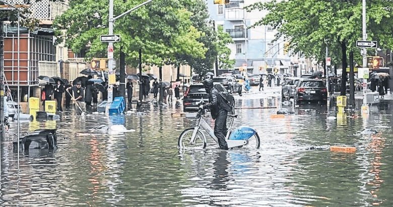New York’ta şiddetli yağış ve fırtına sonucu 2 kişi öldü