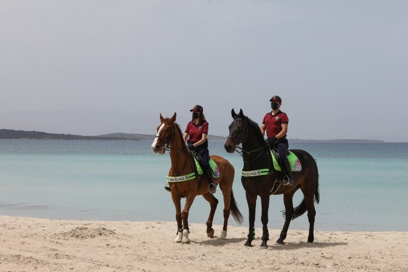 Atlı polisler turizm merkezi Çeşme sahillerini denetledi