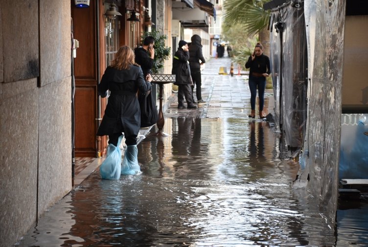 İzmir’de her yağmurda aynı sorun
