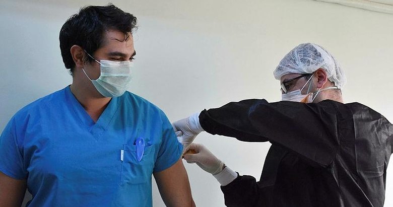İzmir’de sağlıkçılar aşı gönüllüsü oldu