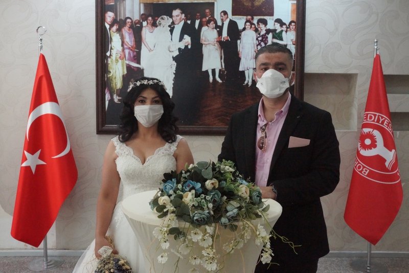 İzmir’de nikah törenleri, davetlilerin huzurunda yapılmaya başlandı