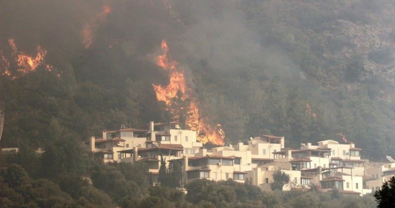 Çökertme’ye kül yağıyor! Şiddetli rüzgar alevleri harladı