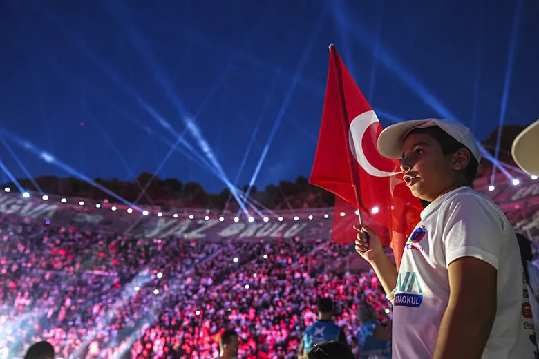 efes-antik-kentinde-unutulmaz-program-bilal-erdogan-izmirde-konustu-bizi-kardes-kilan-degerleri-yasatalim-1787126121304.png