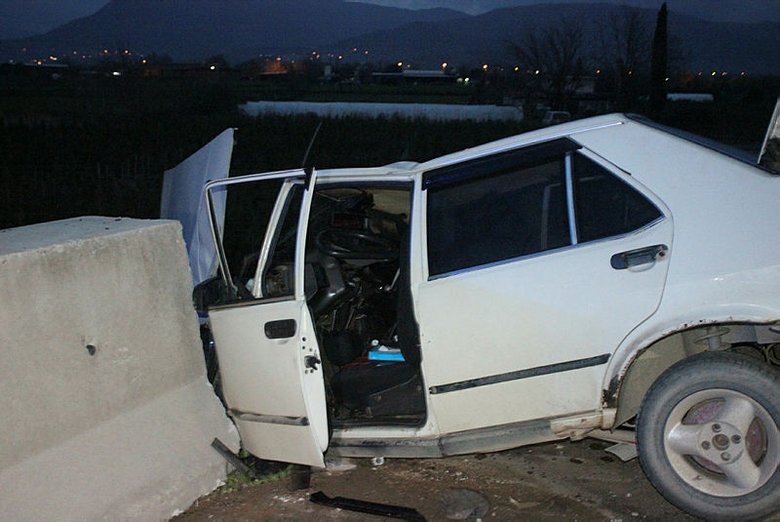 İzmir’de kaza yapan otomobil yol kenarında asılı kaldı